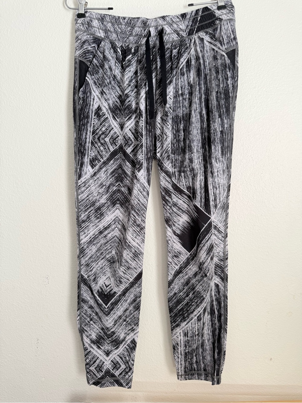 lululemon women size 6 Black & White Patterned Jogger Pants
